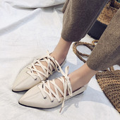 Дамски заострени обувки с кръстосани връзки в черен и бял цвят