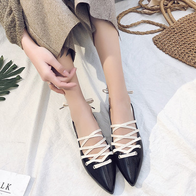 Дамски заострени обувки с кръстосани връзки в черен и бял цвят