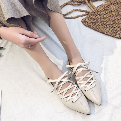 Дамски заострени обувки с кръстосани връзки в черен и бял цвят