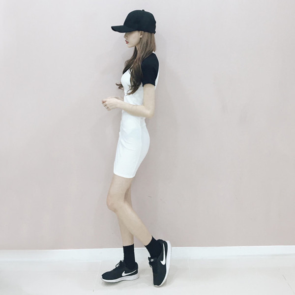 Спортно-елегантна дамска рокля в бял цвят с черни ръкави