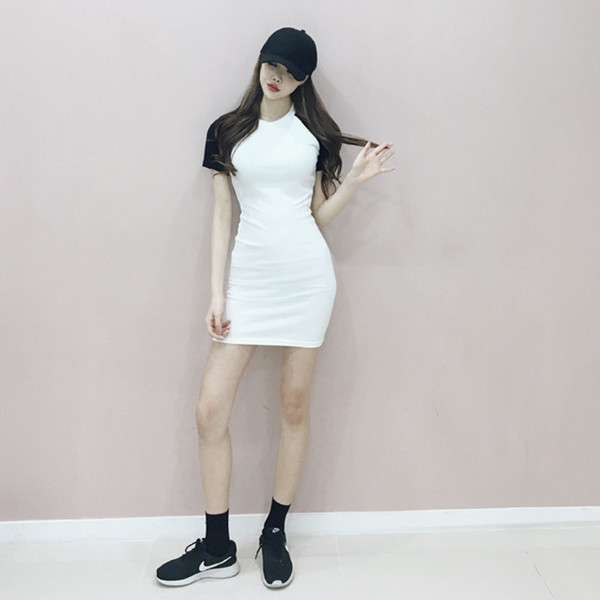 Спортно-елегантна дамска рокля в бял цвят с черни ръкави