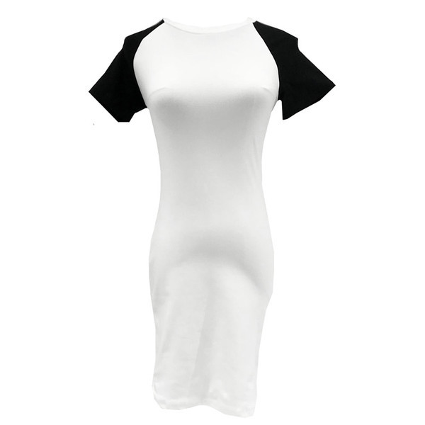 Спортно-елегантна дамска рокля в бял цвят с черни ръкави