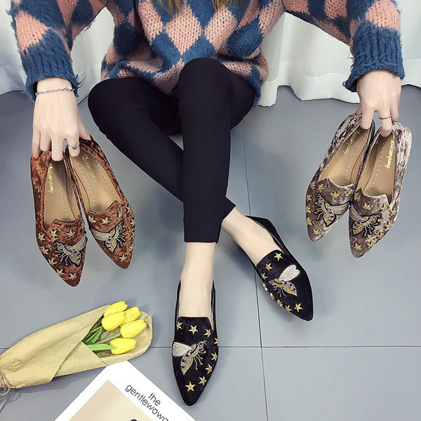 Mocasini de dama cu broderie si elemente metalice in trei culori