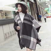 Stílusos női kockás poncsó sötét színben