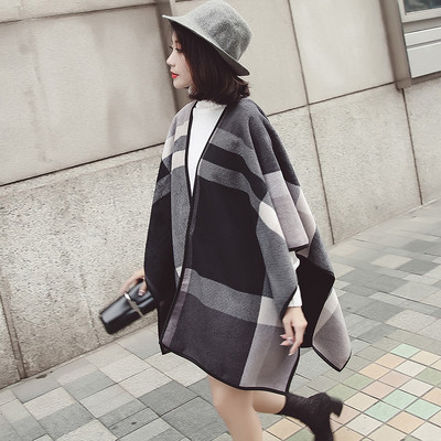 Stílusos női kockás poncsó sötét színben