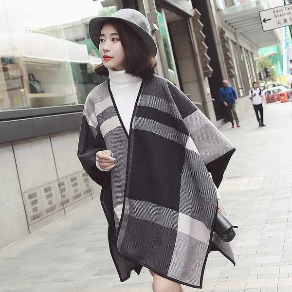 Stílusos női kockás poncsó sötét színben