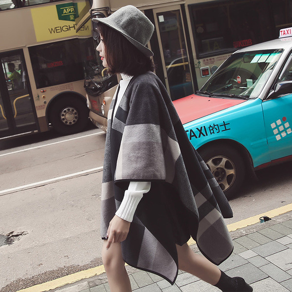 Stílusos női kockás poncsó sötét színben