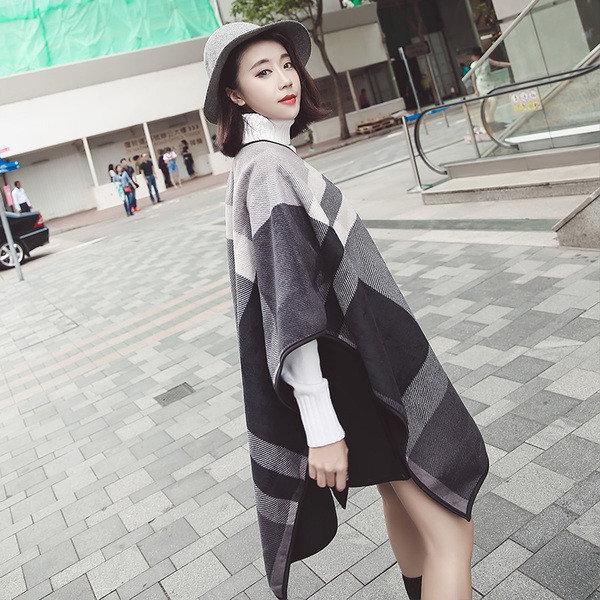 Stílusos női kockás poncsó sötét színben