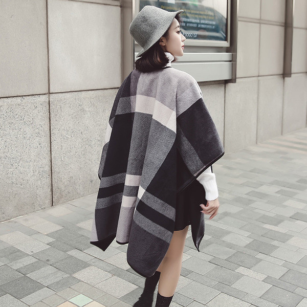 Stílusos női kockás poncsó sötét színben