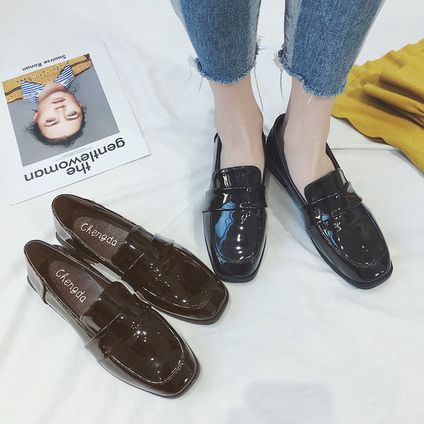 Lakkbőr mokaszinok fekete és barna színben