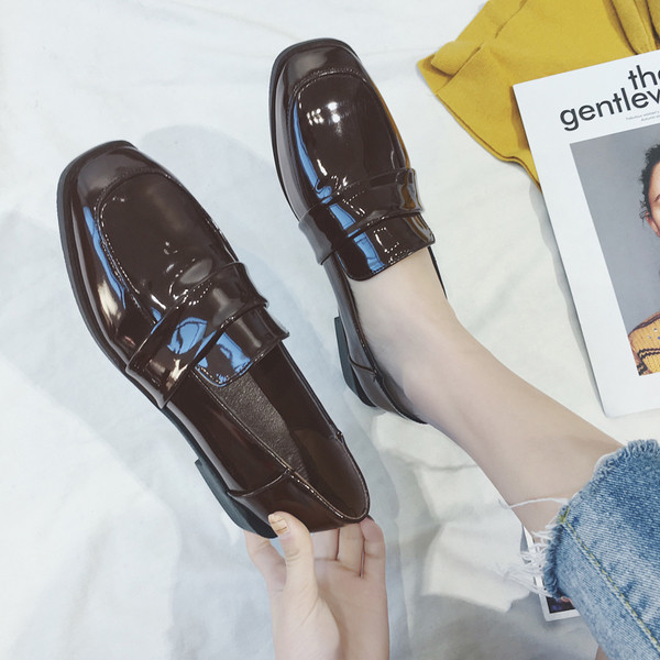 Lakkbőr mokaszinok fekete és barna színben