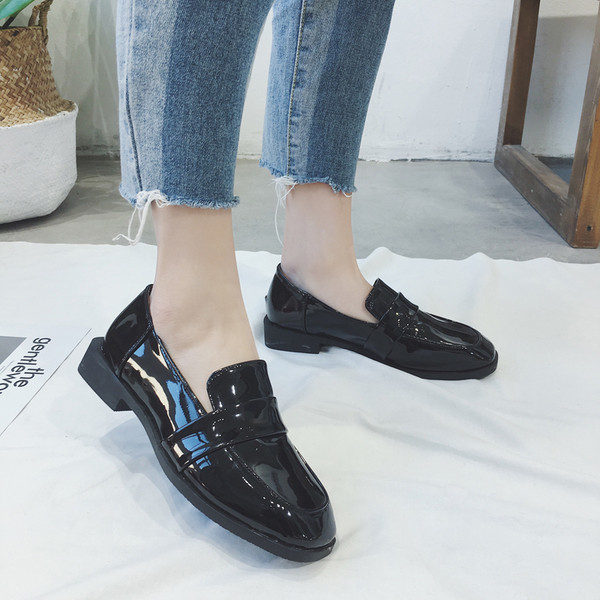 Lakkbőr mokaszinok fekete és barna színben