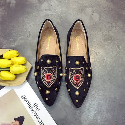 Kihegyezett női mokaszinok hímzéssel és gyöngyökkel, három színben