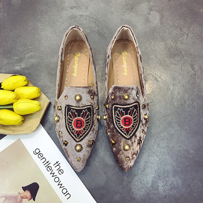 Kihegyezett női mokaszinok hímzéssel és gyöngyökkel, három színben