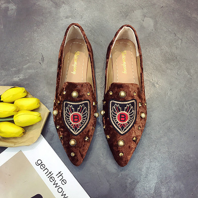 Kihegyezett női mokaszinok hímzéssel és gyöngyökkel, három színben