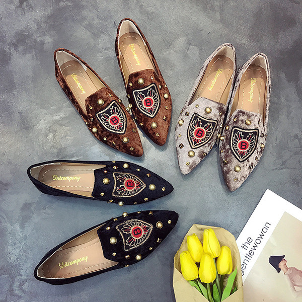 Kihegyezett női mokaszinok hímzéssel és gyöngyökkel, három színben