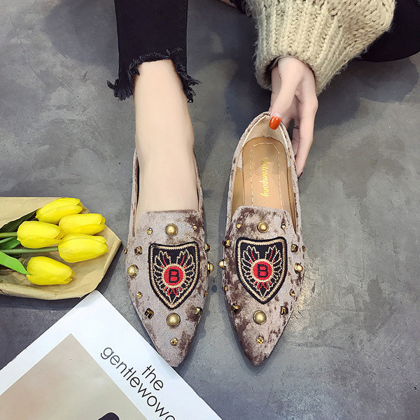 Kihegyezett női mokaszinok hímzéssel és gyöngyökkel, három színben