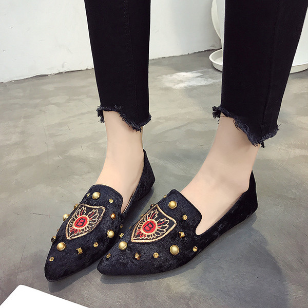 Kihegyezett női mokaszinok hímzéssel és gyöngyökkel, három színben