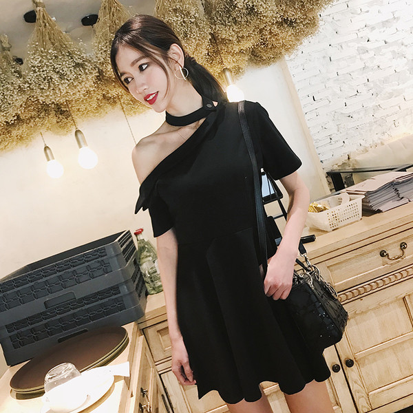 Елегантна дамска разкроена рокля с паднал ръкав