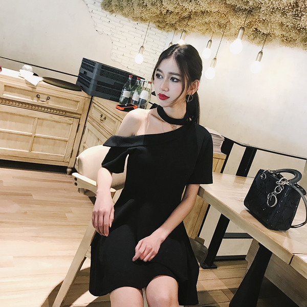 Елегантна дамска разкроена рокля с паднал ръкав