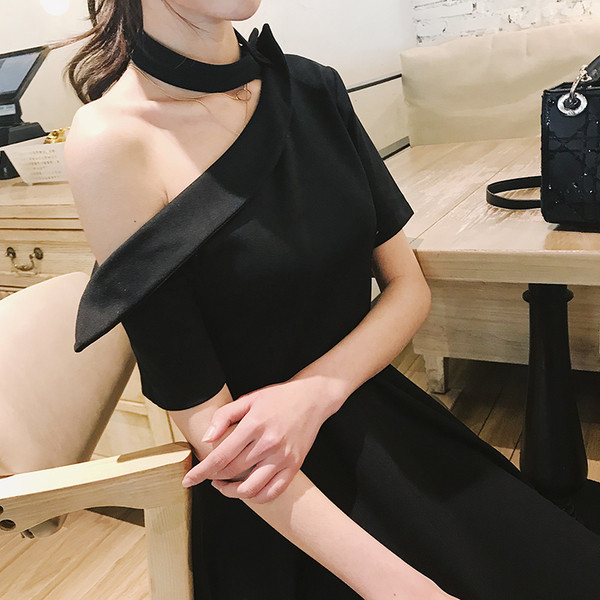 Елегантна дамска разкроена рокля с паднал ръкав