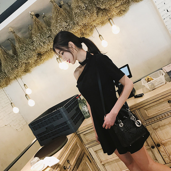 Елегантна дамска разкроена рокля с паднал ръкав