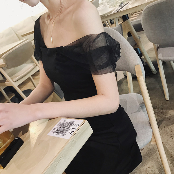 Rochie neagră scurtă de damă casual, cu mâneci căzute