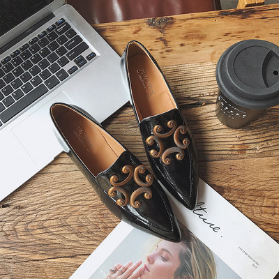 Hegyes modell női mokaszinok díszítéssel két színben