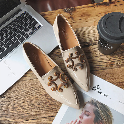 Hegyes modell női mokaszinok díszítéssel két színben