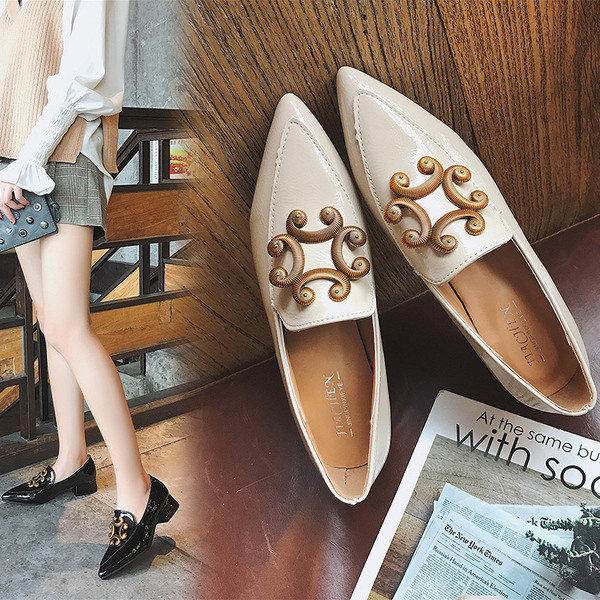 Hegyes modell női mokaszinok díszítéssel két színben