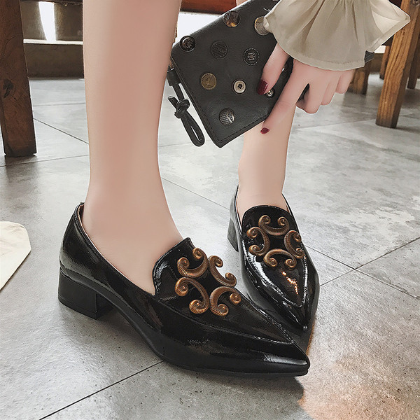 Hegyes modell női mokaszinok díszítéssel két színben