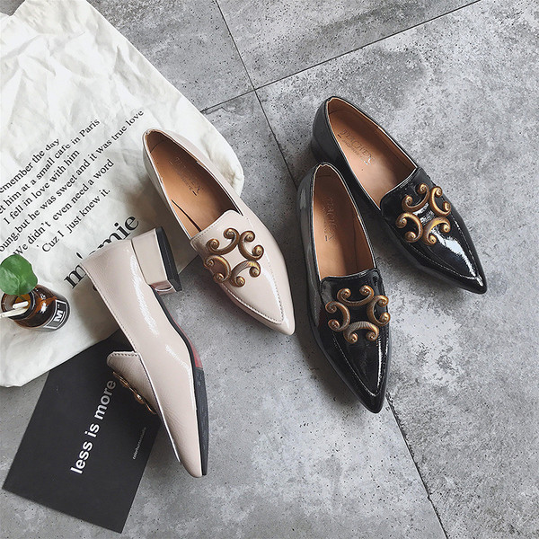 Hegyes modell női mokaszinok díszítéssel két színben