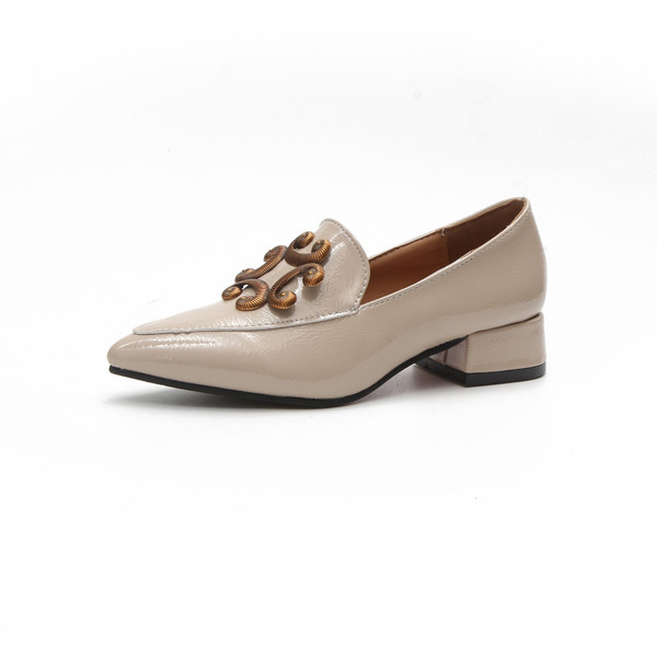 Hegyes modell női mokaszinok díszítéssel két színben