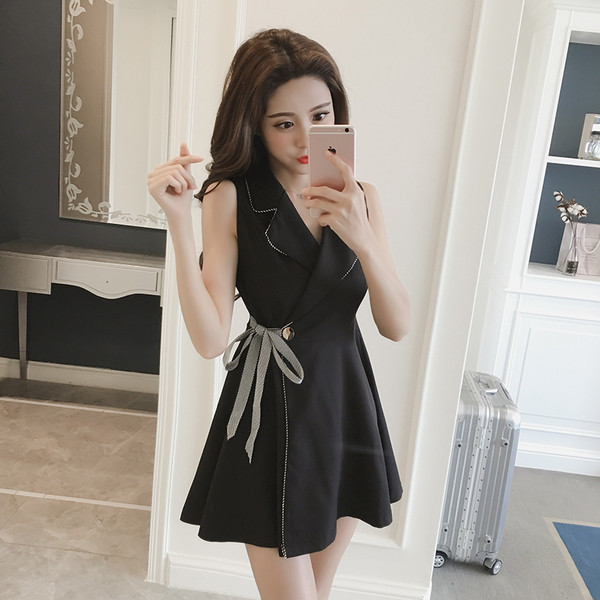 Κομψό γυναικείο μαύρο φόρεμα 