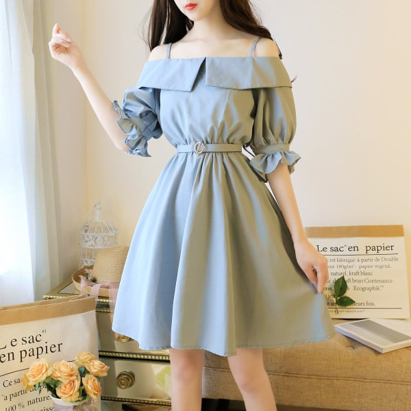 Μοντέρνο γυναικείο  φόρεμα  με πεσμένα μανίκια και ζώνη