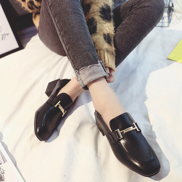 Mocasini eleganti de dama de culoare neagra din piele ecologica cu decor metalic