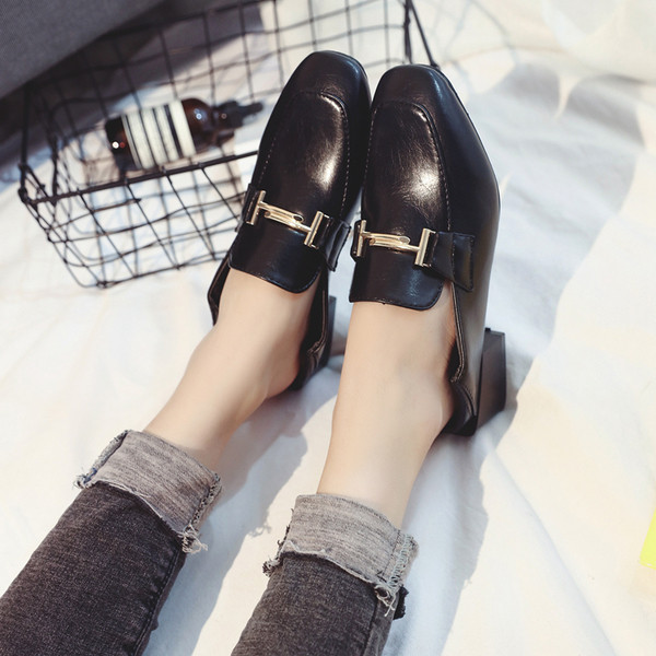 Mocasini eleganti de dama de culoare neagra din piele ecologica cu decor metalic