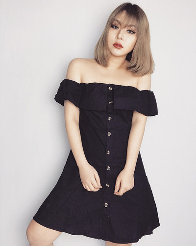 Lezser női fekete ruha leesett ujjakkal