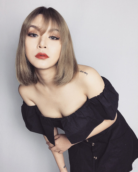 Lezser női fekete ruha leesett ujjakkal