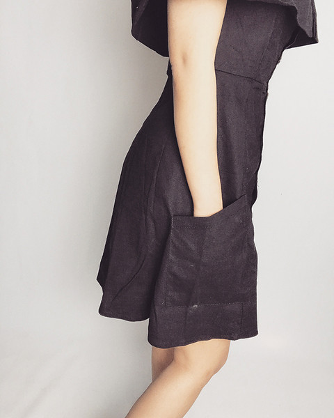 Lezser női fekete ruha leesett ujjakkal