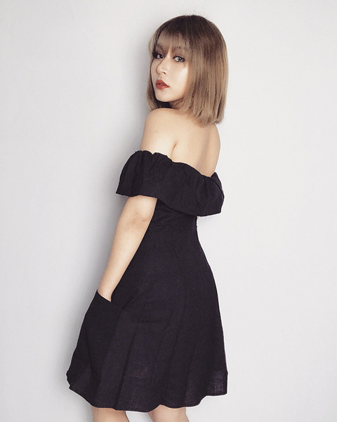 Lezser női fekete ruha leesett ujjakkal