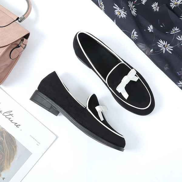 Női mokaszin fekete színben, szalaggal