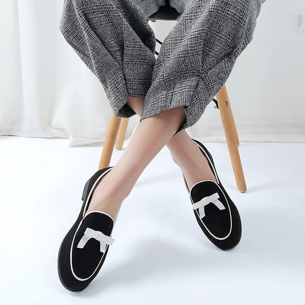 Női mokaszin fekete színben, szalaggal