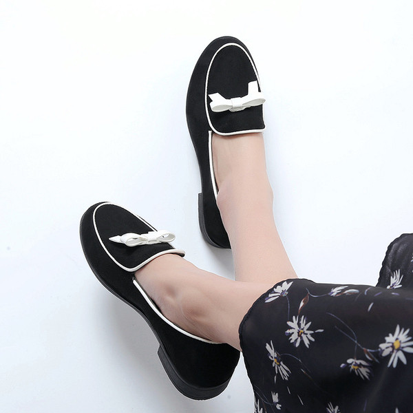 Női mokaszin fekete színben, szalaggal