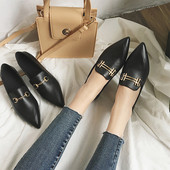 Kihegyezett női mokaszin fekete színben, fém díszítéssel, két modellben