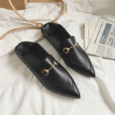 Kihegyezett női mokaszin fekete színben, fém díszítéssel, két modellben