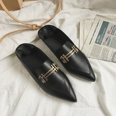 Kihegyezett női mokaszin fekete színben, fém díszítéssel, két modellben