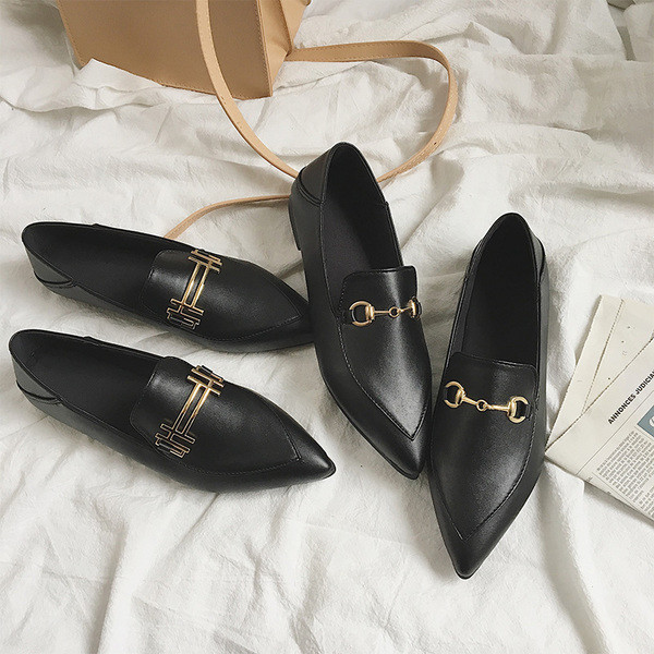 Kihegyezett női mokaszin fekete színben, fém díszítéssel, két modellben