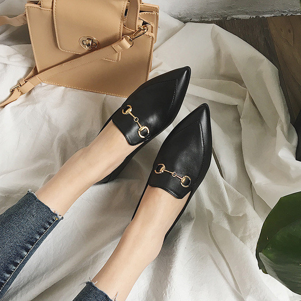 Kihegyezett női mokaszin fekete színben, fém díszítéssel, két modellben