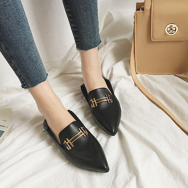 Kihegyezett női mokaszin fekete színben, fém díszítéssel, két modellben